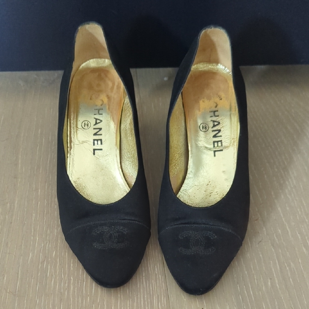 CHANEL Black Heels with Rounded Toe and Soft Material